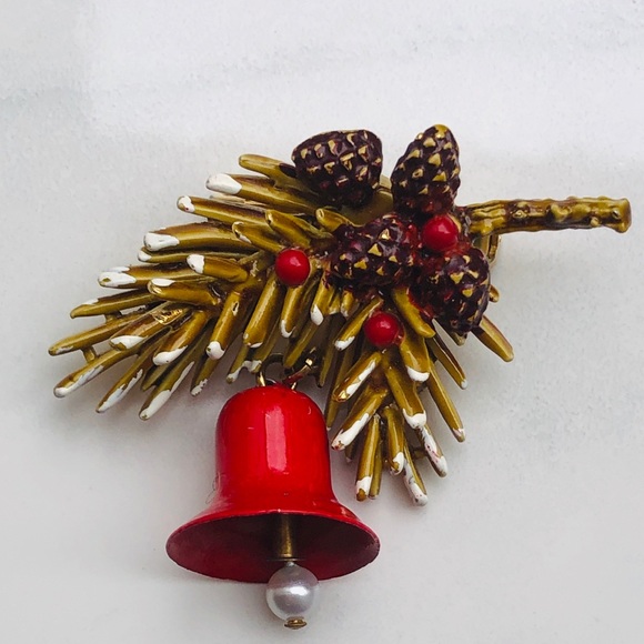 ART signed Christmas snow cap bough pine cone pin - Picture 3 of 10